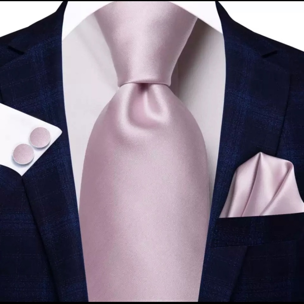 Men’s tie set in lilac pink. Perfect for wedding or any occasion.